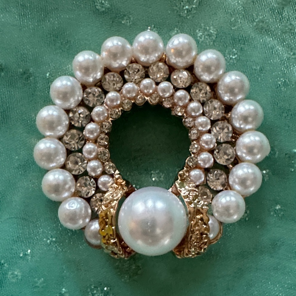 SALE Bundle 3 For $20, Combined Shipping. Elegant Faux Pearl & Crystal PENDANT
